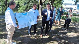 Einen Eindruck von dem was im Zuge der Hochwasserfreilegung städtebaulich passieren könnte, vermittelte Bürgermeister Martin Stoiber den Stadträten bei einer Busrundfahrt. Einen Eindruck von dem was im Zuge der Hochwasserfreilegung städtebaulich passieren könnte, vermittelte Bürgermeister Martin Stoiber den Stadträten bei einer Busrundfahrt.
