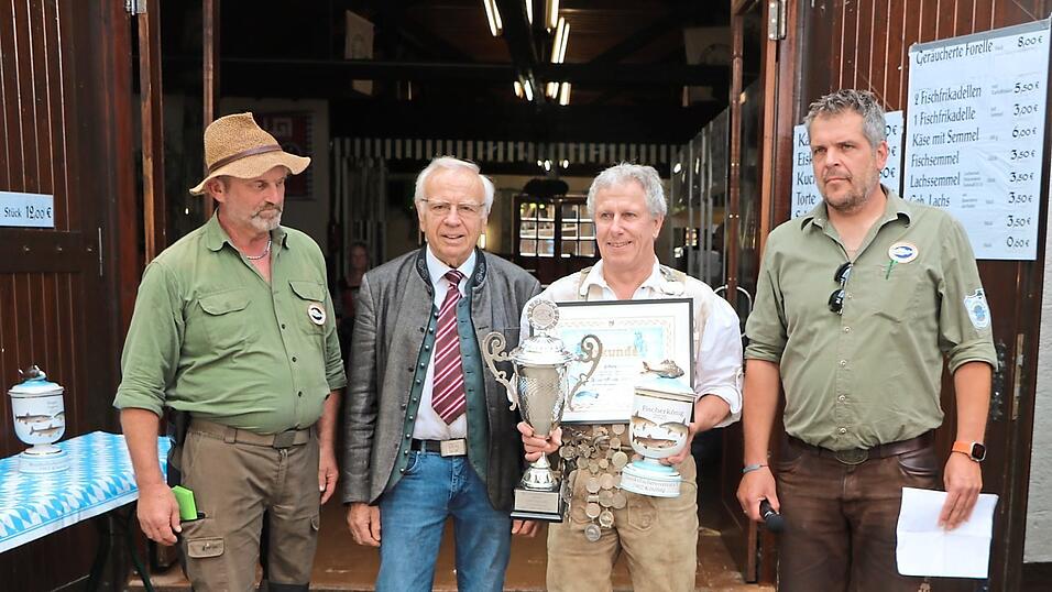 Peter Schönbrunner (3.v.l.) wurde neuer Fischerkönig. Zweiter Vorsitzender Wolfgang Gogeißl (l.) überreichte ihm die Insignien seiner Würde. Mit dabei waren Bürgermeister Wolfgang Pilz (2.v.l.) und Vorsitzender Thomas Kybelksties (r.). Peter Schönbrunner (3.v.l.) wurde neuer Fischerkönig. Zweiter Vorsitzender Wolfgang Gogeißl (l.) überreichte ihm die Insignien seiner Würde. Mit dabei waren Bürgermeister Wolfgang Pilz (2.v.l.) und Vorsitzender Thomas Kybelksties (r.).
