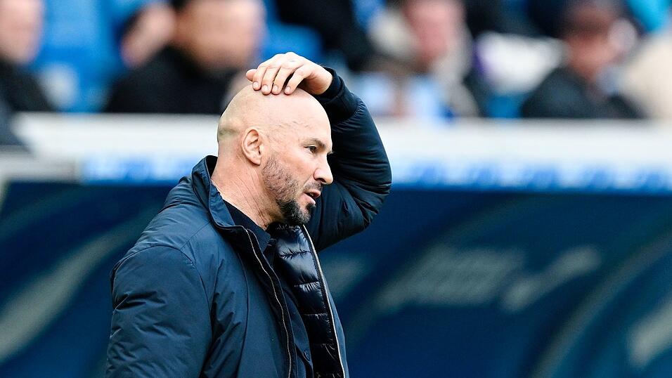 Nachdenklich aufgrund der letzten Ergebnisse: Christian Ilzer will in Augsburg mit Hoffenheim zur&uuml;ck in die Erfolgsspur. (Archivbild)