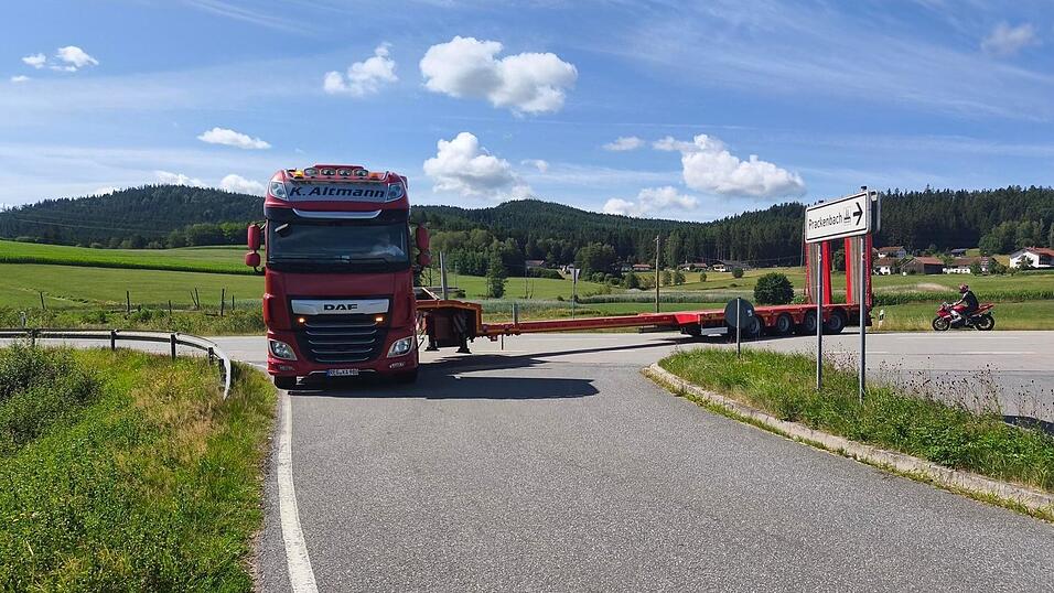 Spediteur Klaus Altmann biegt mit seinem überlangen Lastwagen in die Kreuzung ein. Der Motorradfahrer dahinter muss warten. Spediteur Klaus Altmann biegt mit seinem überlangen Lastwagen in die Kreuzung ein. Der Motorradfahrer dahinter muss warten.