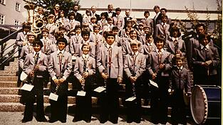 So jugendlich-nett sah die Truppe der Jugendblaskapelle mit ihrem Dirigenten Martin Drexlmaier (rechts) aus. So jugendlich-nett sah die Truppe der Jugendblaskapelle mit ihrem Dirigenten Martin Drexlmaier (rechts) aus.