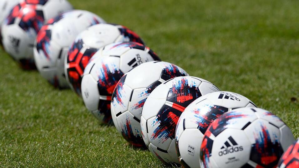 Nummer eins: Fußball ist die beliebteste Sportart in Deutschland. Nummer eins: Fußball ist die beliebteste Sportart in Deutschland.