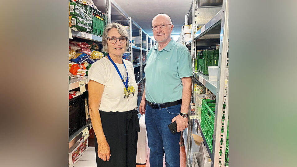 Angelika H&auml;usler und Konrad Schussmann im Lager der Tafel im Keller des Pfarrheims St. Peter und Paul. Zuletzt mangelte es vor allem an Hygieneprodukten.