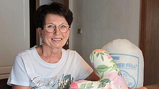 Elfriede Baumann aus Jägershof hat die Herzkissen 2021 in einer Frauenbund-Zeitschrift entdeckt, seitdem hat sie schon über 3.000 Exemplare für Brustkrebs-Patientinnen genäht.