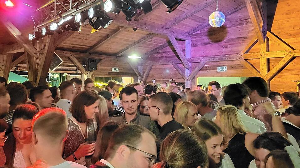 Vor allem an den Wochenenden war die Bar prall gefüllt, und die Volksfestbesucher feierten bis spät in die Nacht. Vor allem an den Wochenenden war die Bar prall gefüllt, und die Volksfestbesucher feierten bis spät in die Nacht.