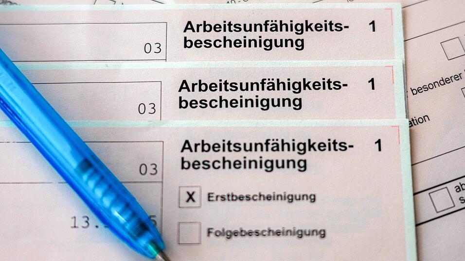 Die Anzahl der Krankheitstage ist bei AOK-Versicherten 2025 leicht gesunken. Die Anzahl der Krankheitstage ist bei AOK-Versicherten 2025 leicht gesunken.