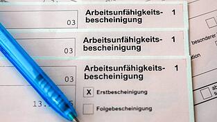 Die Anzahl der Krankheitstage ist bei AOK-Versicherten 2025 leicht gesunken.