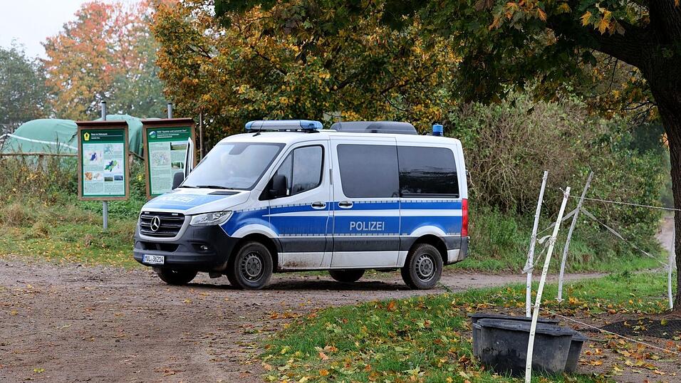 Nach dem Fund einer Kinderleiche bei Güstrow haben Polizisten mit der neuerlichen Absuche des Gebietes am Dorfrand von Klein Upahl bei Güstrow begonnen. Nach dem Fund einer Kinderleiche bei Güstrow haben Polizisten mit der neuerlichen Absuche des Gebietes am Dorfrand von Klein Upahl bei Güstrow begonnen.