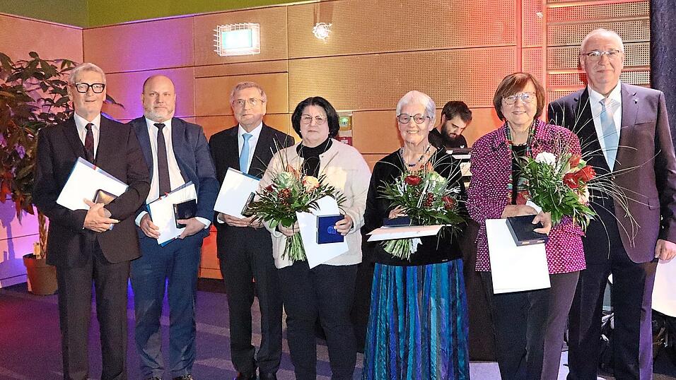 Ehre, wem Ehre geb&uuml;hrt: Dr. Karl Vetter, Bernard V&aacute;clav, Dr. Josef Weber, Martina Dimpfl, Elvira Frauendienst und Jaroslava Seidlmayer ehrte Landrat Franz L&ouml;ffler (von links).