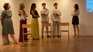 Alina Gordeeva, Bruna Mothé Gerling, Lola Verd Costas, Antonio und Octavio Olmo Mayen mit Professorin Roberta Fonti (von links) Alina Gordeeva, Bruna Mothé Gerling, Lola Verd Costas, Antonio und Octavio Olmo Mayen mit Professorin Roberta Fonti (von links)