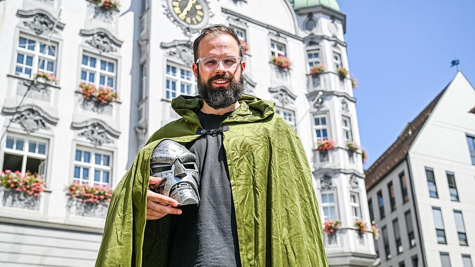 Oberbürgermeister Jan Rothenbacher wirbt als Bösewicht «Doctor Doom» dafür, dass der nächste Marvel-Film in Memmingen Premiere feiert. Oberbürgermeister Jan Rothenbacher wirbt als Bösewicht «Doctor Doom» dafür, dass der nächste Marvel-Film in Memmingen Premiere feiert.