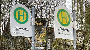 Das „Eissstadion“ mit drei „s“ (links) hatte eine lebhafte Debatte in den Sozialen Medien ausgelöst. Jetzt hat die Taxibus-Haltestelle beim Stadion ein neues Schild.