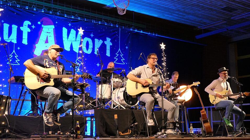 Die drei Frontmänner sind seit 17 Jahren in dieser Besetzung und holten sich durch „die hintere Mannschaft“, genannt „die Dreierkette“, Verstärkung.