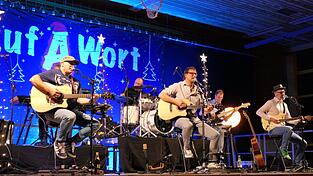 Die drei Frontmänner sind seit 17 Jahren in dieser Besetzung und holten sich durch „die hintere Mannschaft“, genannt „die Dreierkette“, Verstärkung.