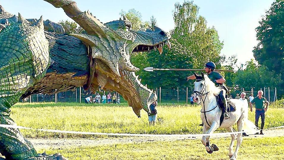 Erster Wurf, erster Treffer: Exakt um 19.03 Uhr stach Max Wild das erste Mal den Drachen. Sein Ritterpferd war hier der Schimmel Grand. Erster Wurf, erster Treffer: Exakt um 19.03 Uhr stach Max Wild das erste Mal den Drachen. Sein Ritterpferd war hier der Schimmel Grand.