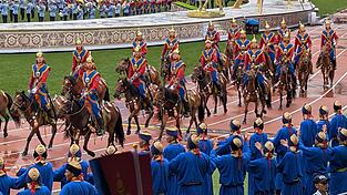 200 beteiligte Gruppen stellen sich beim Naadam-Fest vor.