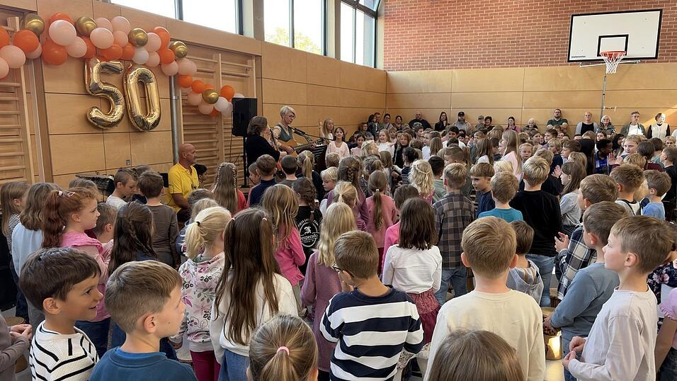 Mit einem abwechslungsreichen Festakt feierte die Simbacher Schule ihr 50-jähriges Bestehen. Mit einem abwechslungsreichen Festakt feierte die Simbacher Schule ihr 50-jähriges Bestehen.