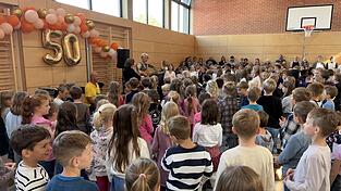 Mit einem abwechslungsreichen Festakt feierte die Simbacher Schule ihr 50-jähriges Bestehen. Mit einem abwechslungsreichen Festakt feierte die Simbacher Schule ihr 50-jähriges Bestehen.