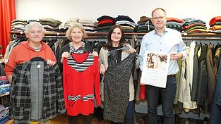 Martin Hohenberger (von rechts, gesch&auml;ftsf&uuml;hrender Vorstand des Caritas-Kreisverbands Landau), und das 'LanZe'-Team mit Sieglinde Kettl, Maria Eisenreich und Ludwig Hiergeist hofft, dass die erste Modenschau des Secondhandladens ein gro&szlig;es Publikum anziehen wird.