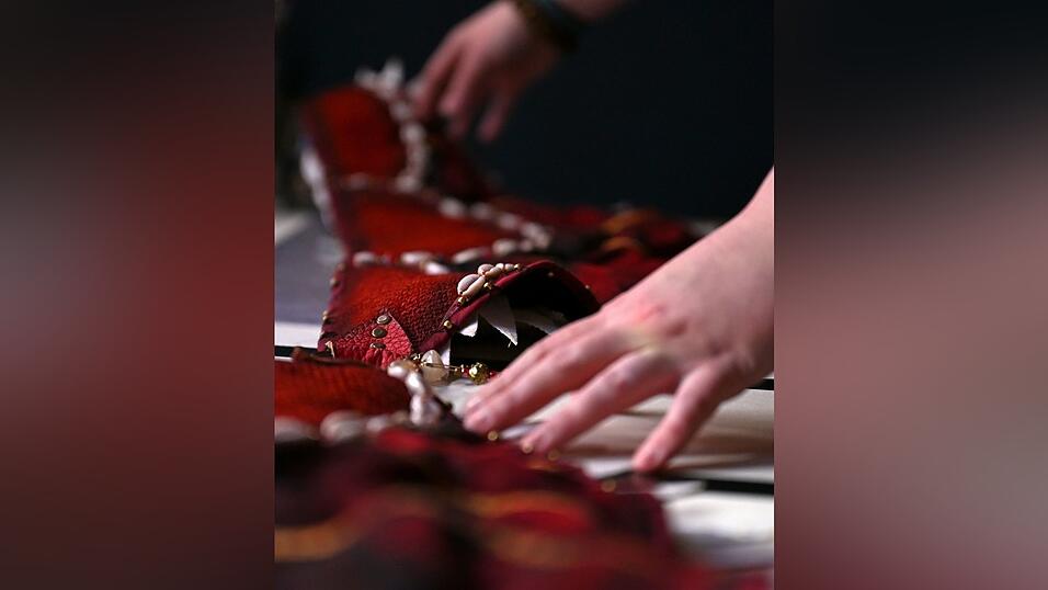 Der Stoff wird extra eingef&auml;rbt, um ihn benutzt aussehen zu lassen.