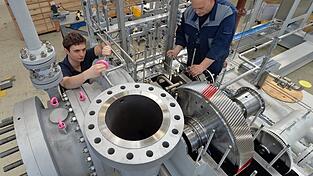 Die Mitarbeiter der Siemens Turbomachinery Equipment GmbH in Leipzig (Sachsen), Martin Wei&szlig; (l) und G&uuml;nter Mandalka arbeiten am 12.04.2016 in der Endmontage an einem Verdichter f&uuml;r einen Gro&szlig;auftrag aus &Auml;gypten. Bis 2017 liefert das Leipziger Werk in einer Kleinserie insgesamt elf dieser Fuelgas-Verdichter in den Nilstaat.