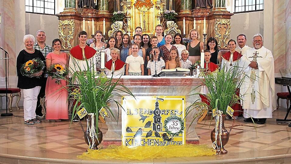 Festlich geschmückt hatten die Kirche Maria Werner und Hildegard Lanzl mit Blumenschmuck, einem großen Kirchenspatzen-Schild und Fähnchen. Festlich geschmückt hatten die Kirche Maria Werner und Hildegard Lanzl mit Blumenschmuck, einem großen Kirchenspatzen-Schild und Fähnchen.