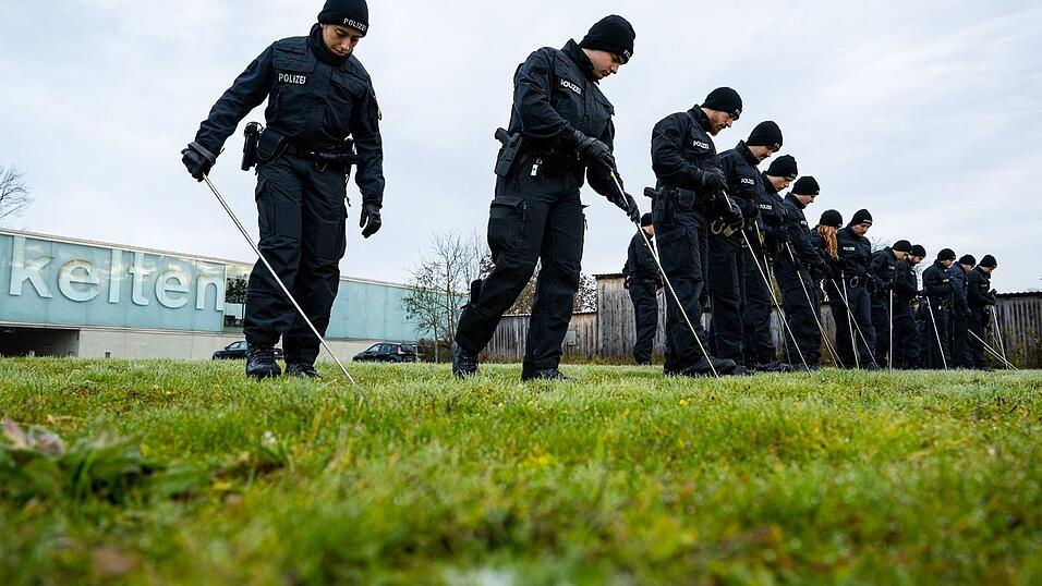 Einsatzkräfte der Bereitschaftspolizei hatten nach dem Einbruch die Umgebung des Kelten Römer Museums nach möglichen Spuren abgesucht. (Archivbild)