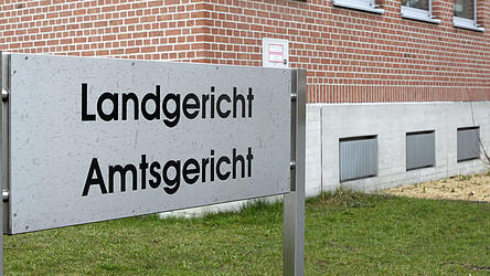 Ein 28-J&auml;hriger muss sich wegen schwerer Anschuldigungen derzeit vor der Jugendschutzkammer verantworten.