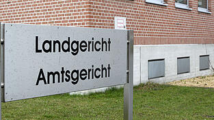 Ein 28-Jähriger muss sich wegen schwerer Anschuldigungen derzeit vor der Jugendschutzkammer verantworten. Ein 28-Jähriger muss sich wegen schwerer Anschuldigungen derzeit vor der Jugendschutzkammer verantworten.