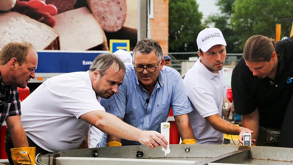 Die Arbeiten sind in vollem Gange: In Pilsting soll heute der gr&ouml;&szlig;te Burger der Welt entstehen.