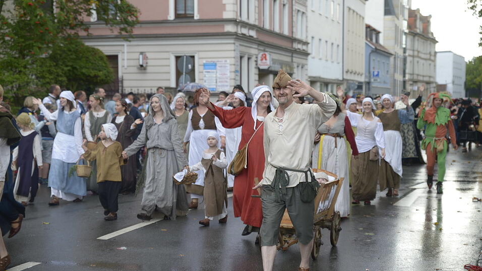 Zahlreiche Musik- und Trachtengruppen zogen nach dreij&auml;hriger Pause am Freitagabend zum Festplatz Am Hagen.&nbsp;