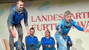 Vollen Körpereinsatz zeigen hier Katharina Deglmann und Tobi Winklmüller.