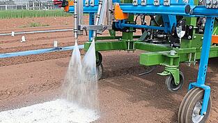 Der Anbau von Freilandgurken gelingt nur mit Mulchmaterial in der Reihe. Weil der Einsatz von Kunststoffmulchfolien nicht unproblematisch ist, wurde mit &bdquo;LiquiMulch&ldquo; eine Alternative aus nachwachsenden Rohstoffen entwickelt. Das Verfahren, an dem Dr. Michael Kirchinger vom TFZ Straubing seit 2019 gearbeitet hat, kann als praxisreif eingestuft werden.