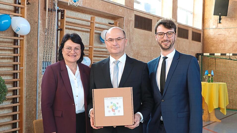 Der bayerische Staatsminister f&uuml;r Finanzen, Albert F&uuml;racker, war als Festredner zu Gast beim CSU-Neujahrsempfang in Hohenthann, hier mit B&uuml;rgermeisterin Andrea Wei&szlig; und CSU-Ortsvorsitzendem Dr. Maximilian Ganslmeier.