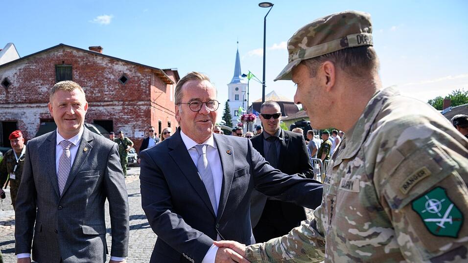 Verteidigungsminister Boris Pistorius (SPD) begrüßte US-General Christopher Donahue in Estland. Verteidigungsminister Boris Pistorius (SPD) begrüßte US-General Christopher Donahue in Estland.