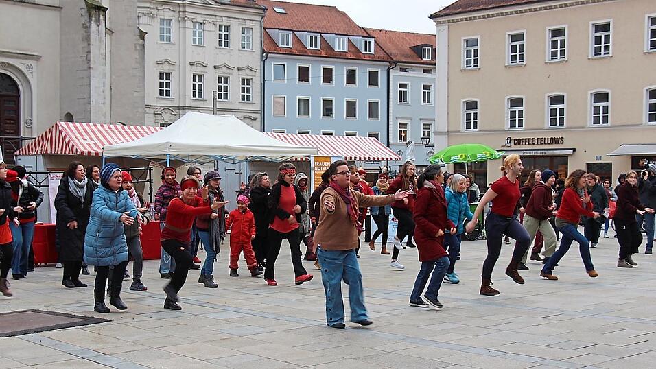 Nach einer weltweit gleichen Choreographie tanzten Frauen auf dem Neupfarrplatz gegen Gewalt an Frauen. Nach einer weltweit gleichen Choreographie tanzten Frauen auf dem Neupfarrplatz gegen Gewalt an Frauen.