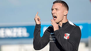 Spätestens seit dem 2:0 seiner Mannschaft gegen den FC Bayern München II weiß Tobias Beck, wie man daheim gegen zweite Mannschaften von Bundesliga-Klubs gewinnt. Sein Matchplan gegen den FC Augsburg II am Samstag: 'Es einfach halten, eng stehen und viel Laufarbeit verrichten.' Spätestens seit dem 2:0 seiner Mannschaft gegen den FC Bayern München II weiß Tobias Beck, wie man daheim gegen zweite Mannschaften von Bundesliga-Klubs gewinnt. Sein Matchplan gegen den FC Augsburg II am Samstag: 'Es einfach halten, eng stehen und viel Laufarbeit verrichten.'