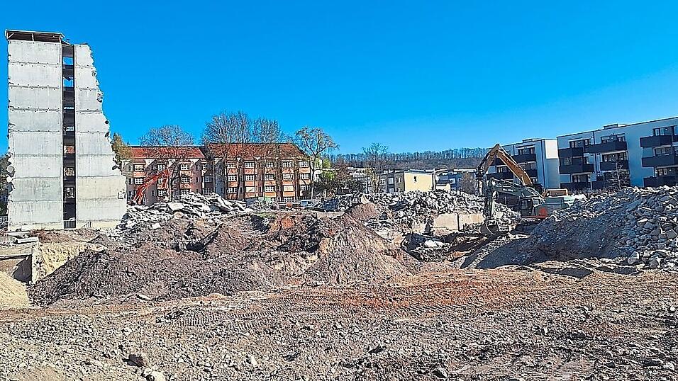 Am Freitag stand nur noch ein Geb&auml;udeteil des ehemaligen Wohnheims.