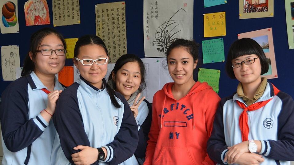 Von einer deutschen Schule in ein M&auml;dchengymnasium in Shanghai: Stefanie Maier fiel neben den Schuluniformen nicht nur wegen ihrer normalen Kleidung auf. Die chinesischen M&auml;dchen wollten unbedingt mehr &uuml;ber Deutschland wissen. In der Mittagspause gab Stefanie deshalb sogar etwas Deutschunterricht.