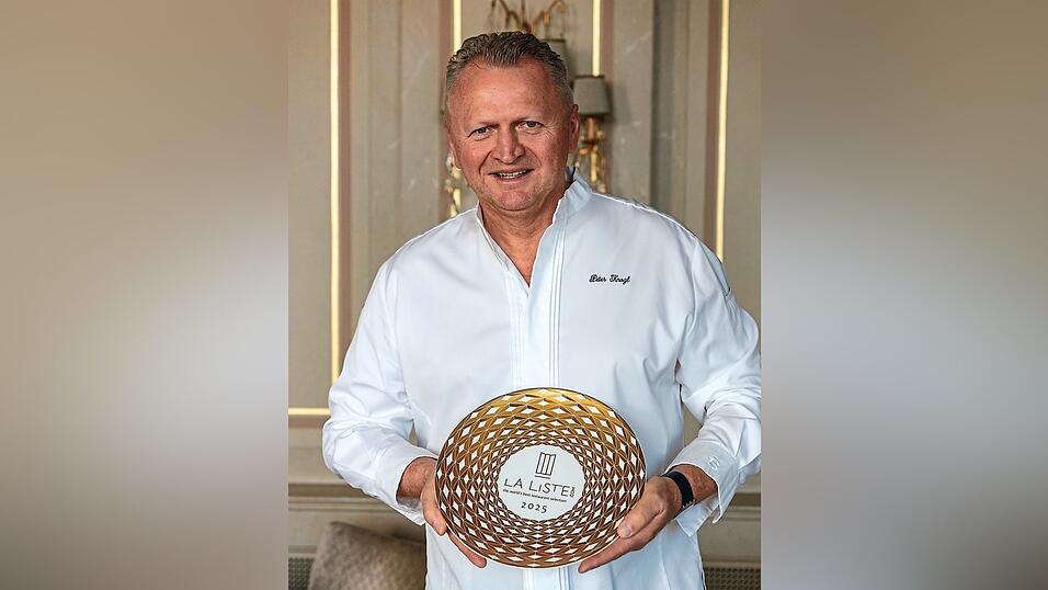 Peter Knogl mit seinem Preis. Sein Restaurant Cheval Blanc ist zum besten von 1 000 Restaurants der Welt gew&auml;hlt worden.