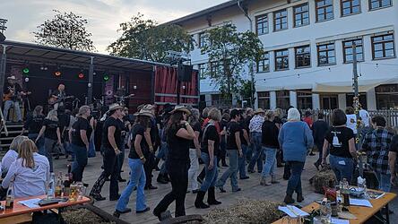 Die Country-Show Band rockte die B&uuml;hne: Die Tanzfl&auml;che war den ganzen Abend &uuml;ber mit zahlreichen Line Dancern bev&ouml;lkert.