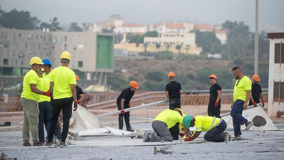 Spaniens Zentralregierung setzt sich &uuml;ber den Widerstand Ceutas gegen ein provisorisches Migrantenlager im Hafenbereich der Nordafrika-Exklave hinweg.