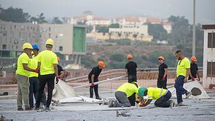 Spaniens Zentralregierung setzt sich &uuml;ber den Widerstand Ceutas gegen ein provisorisches Migrantenlager im Hafenbereich der Nordafrika-Exklave hinweg.