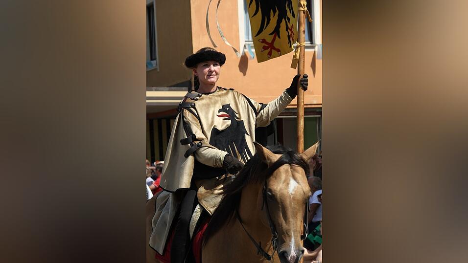 Die schönsten Augenblicke des historischen Drachenstich-Festzuges 2016. Die schönsten Augenblicke des historischen Drachenstich-Festzuges 2016.
