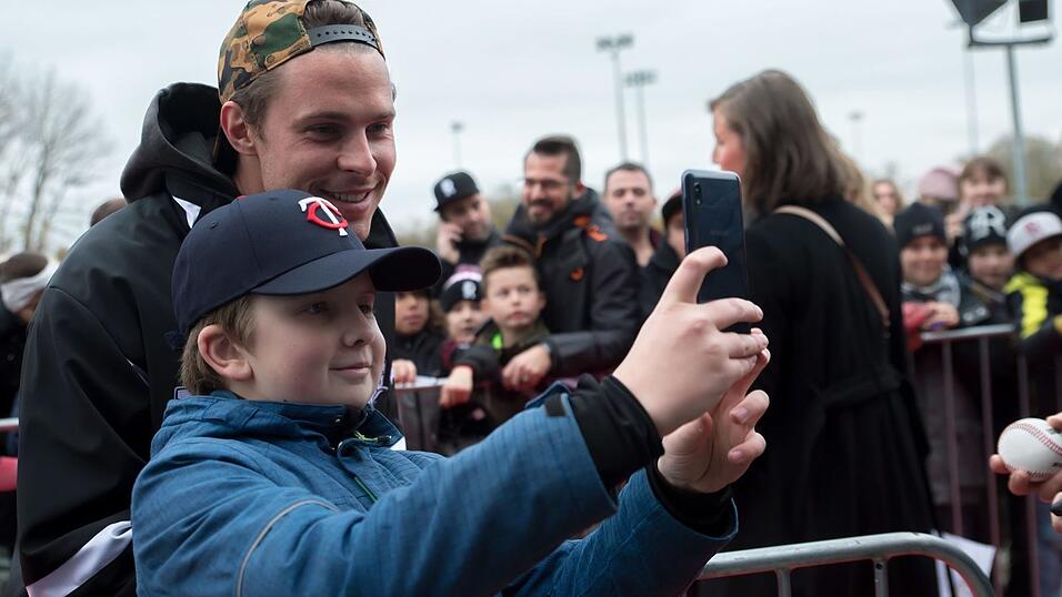 Baseball-Superstar Max Kepler war am Samstag zu Gast in Regensburg. Baseball-Superstar Max Kepler war am Samstag zu Gast in Regensburg.