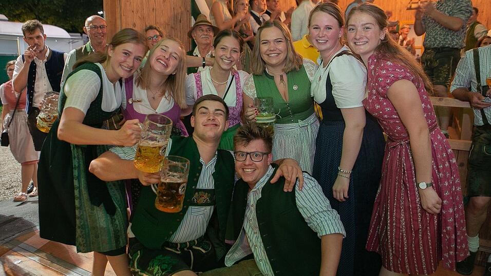 Am Dienstag spielte der Menzl im Festzelt Weckmann auf. Diese Blasmusikfreunde waren mit dabei.