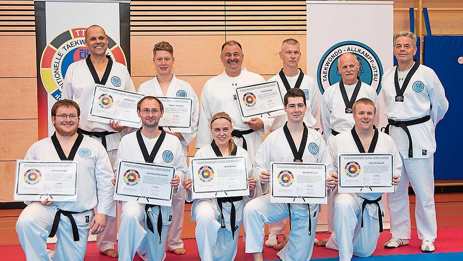 Die erfolgreichen Pr&uuml;flinge der Lehrzentren S&uuml;dostbayern und die Pr&uuml;fungskommission: (vorne v.l.) Christian Huber, Jermaine Rohrwacher, Anna Prams, Michael Reischl , Max Peregovich, (hinten v.l.) Josef Reischl, Stefan Weileder und Ronald George sowie die Pr&uuml;fer und Gro&szlig;meister J&uuml;rgen Burkert, Klaus Frank und Werner Fichtner.