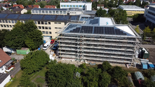 Hinter dem Lehrerparkplatz entsteht ein Anbau am Bestandsgebäude der Grund- und Mittelschule. Die Arbeiten schreiten planmäßig voran. Die Fertigstellung ist für März 2026 vorgesehen.