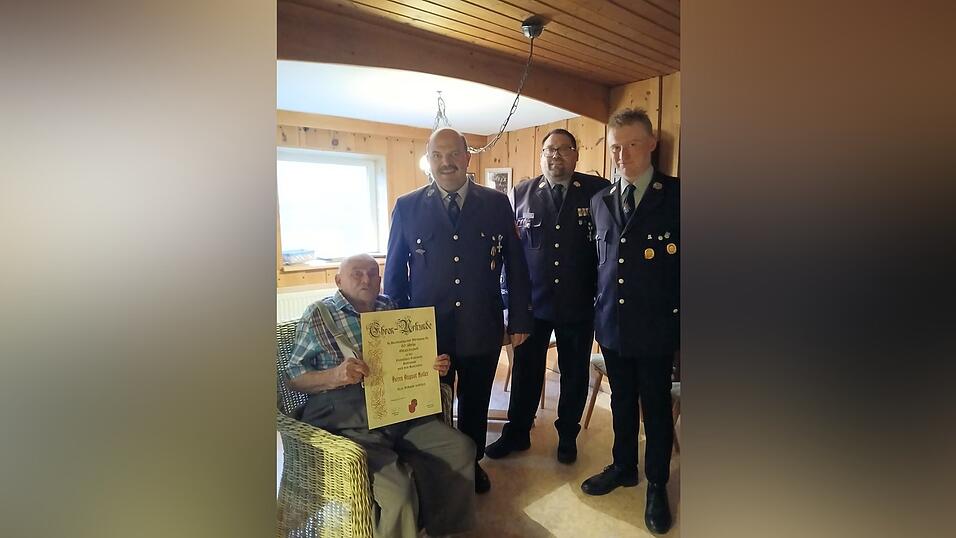 80 Jahre Mitglied bei der Freiwilligen Feuerwehr Bodenmais ist August Koller (sitzend). Die Ehrenurkunde &uuml;berbrachten (v. l.) Vorsitzender Michael Saller, 2. Vorsitzender, Kreisbrandmeister und Ehrenkommandant Thomas M&uuml;ller und Kommandant Michael Treml.