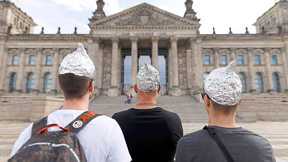 Verschwörungstheorien verbreiten nicht nur die berühmten Aluhutträger, wie hier auf einer Demonstration 2020 in Berlin zu sehen. Im Netz stößt jeder auf solche Erzählungen.